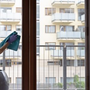 Sprzątanie balkonu po gołębiach Warszawa – bezpieczne i skuteczne porządki