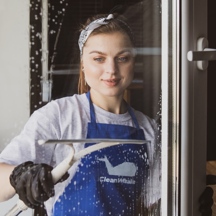 Mycie okien – memy o przedświątecznych porządkach