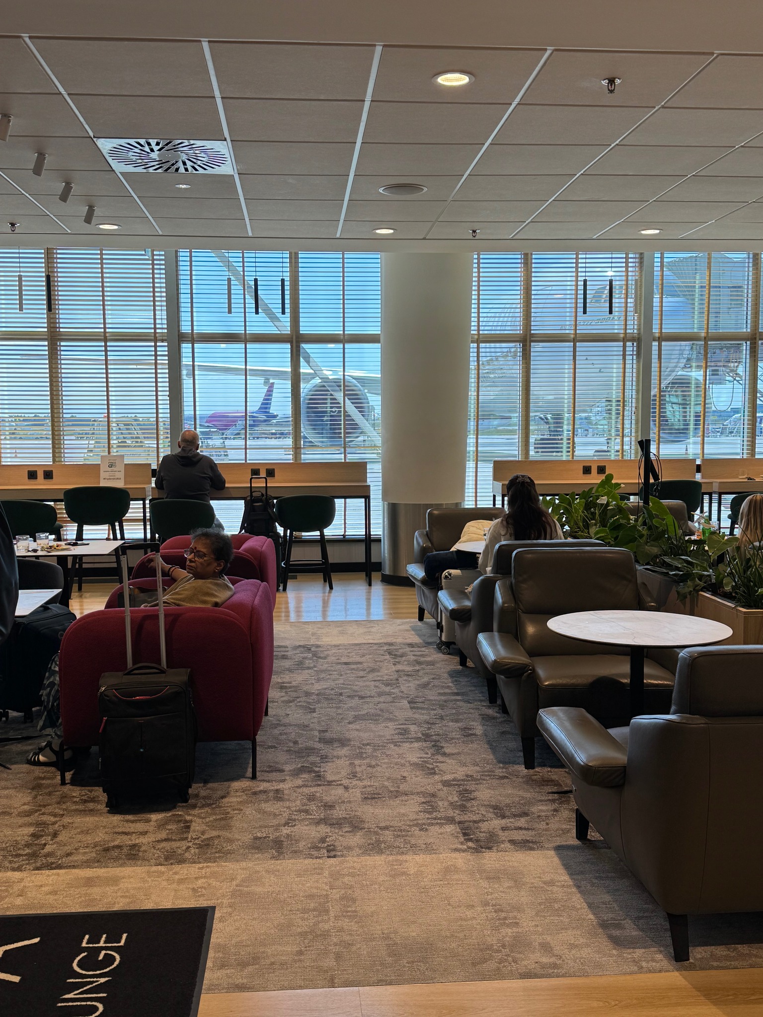 LOT Polish Airlines Onboard WiFi: Availability, Speed, and How to Connect