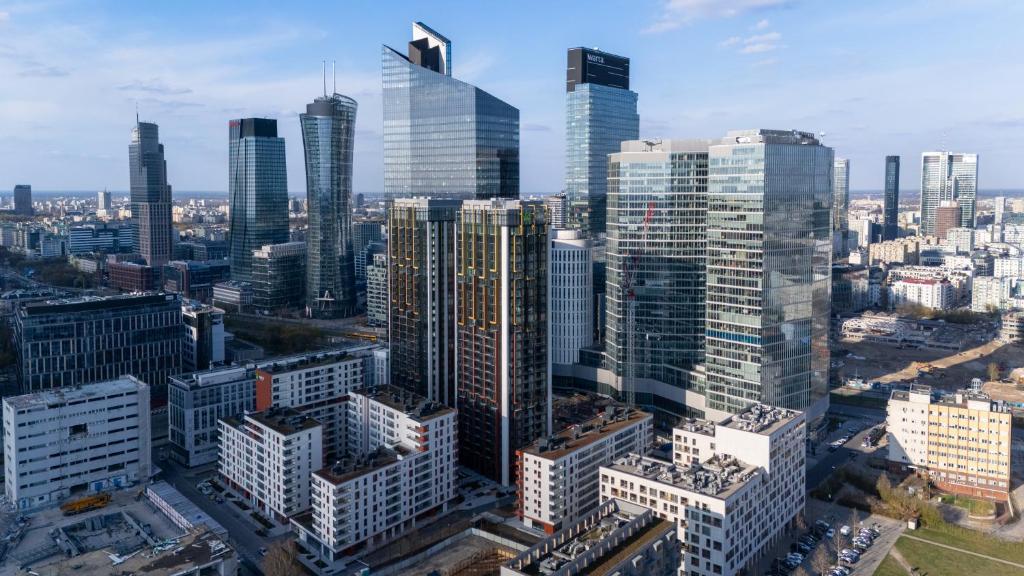 Odkryj architektoniczne perły: wieżowce The Bridge i Towarowa Towers w centrum miasta