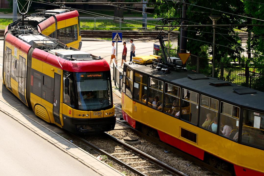 Transport publiczny w Warszawie: kompleksowy przewodnik – bilety, karty, trasy