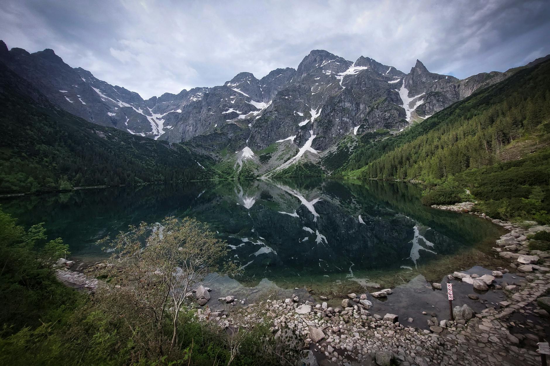 Czym myć czarny zlew? Skuteczne metody i środki