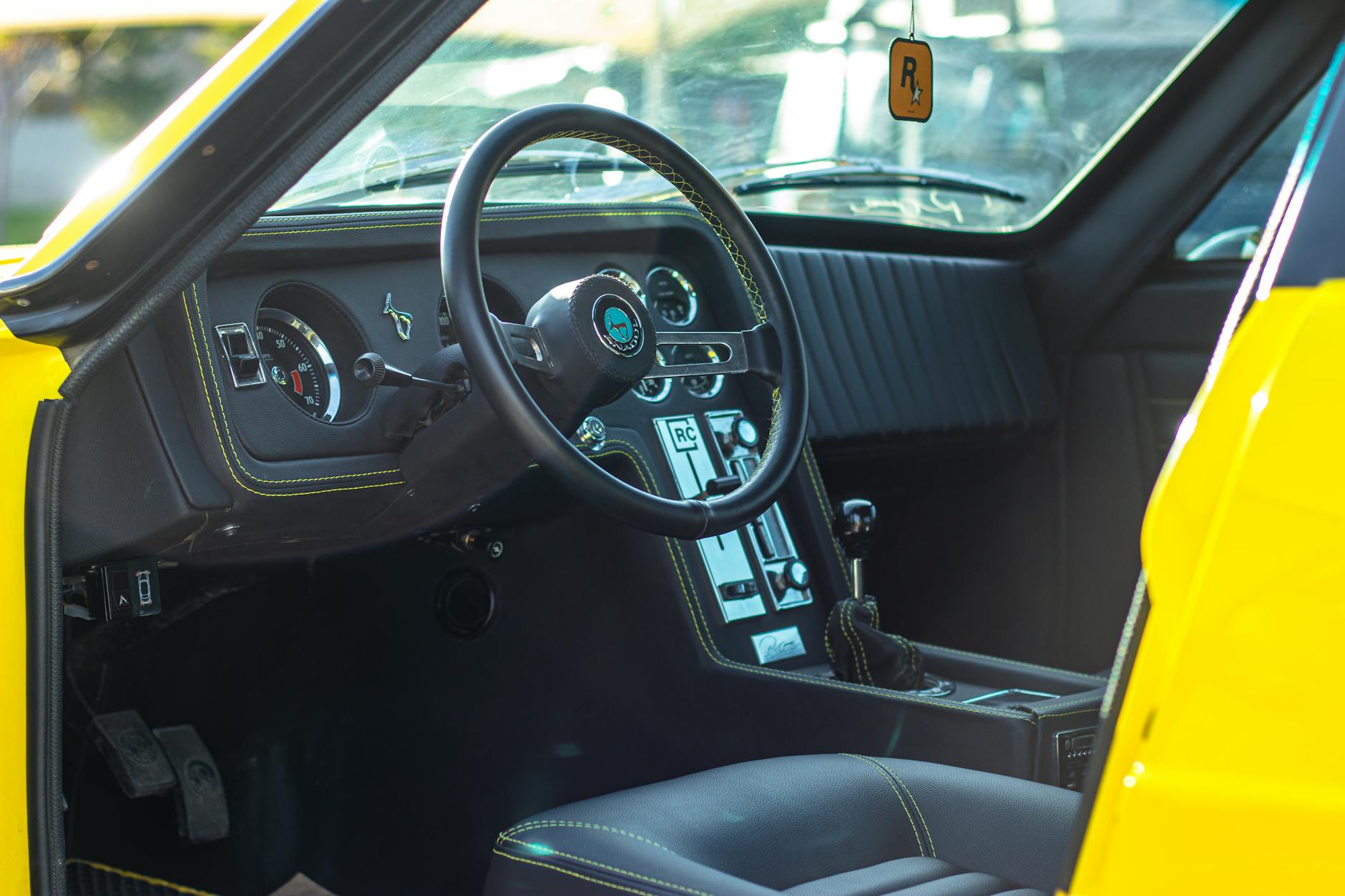 Skuteczne metody usuwania szminki z tapicerki: Pranie chemiczne i domowe sposoby