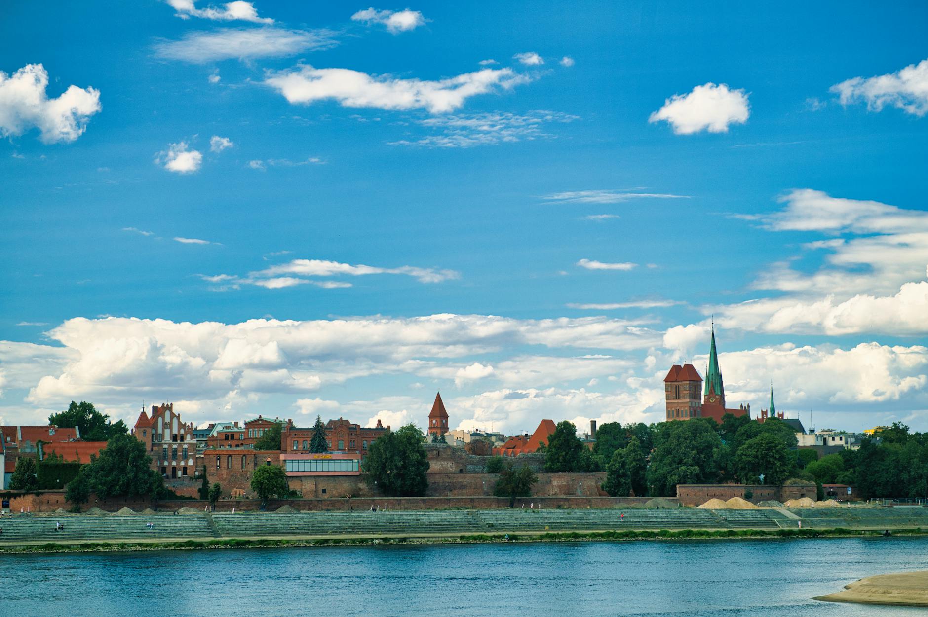 Czerwone niebo nad Warszawą i hałaśliwi sąsiedzi: Co dzisiaj poruszyło Reddit?