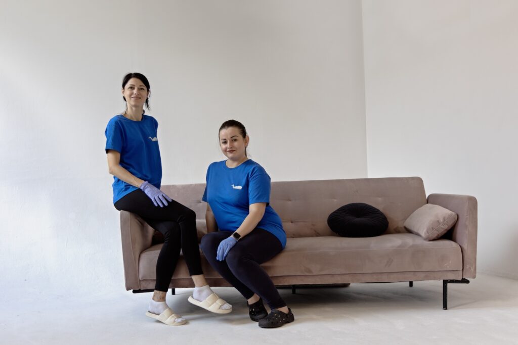 Pracownik firmy sprzątającej podczas regularnego sprzątania domu raz w tygodniu – przykład kosztu sprzątania domu i mieszkania w 2026 roku.