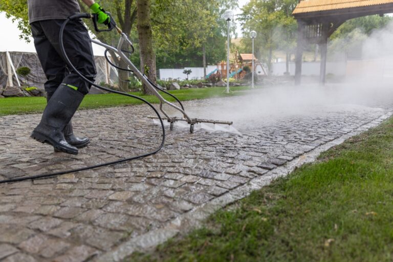 Ile kosztuje mycie kostki brukowej? Aktualne ceny za m² w 2026 roku