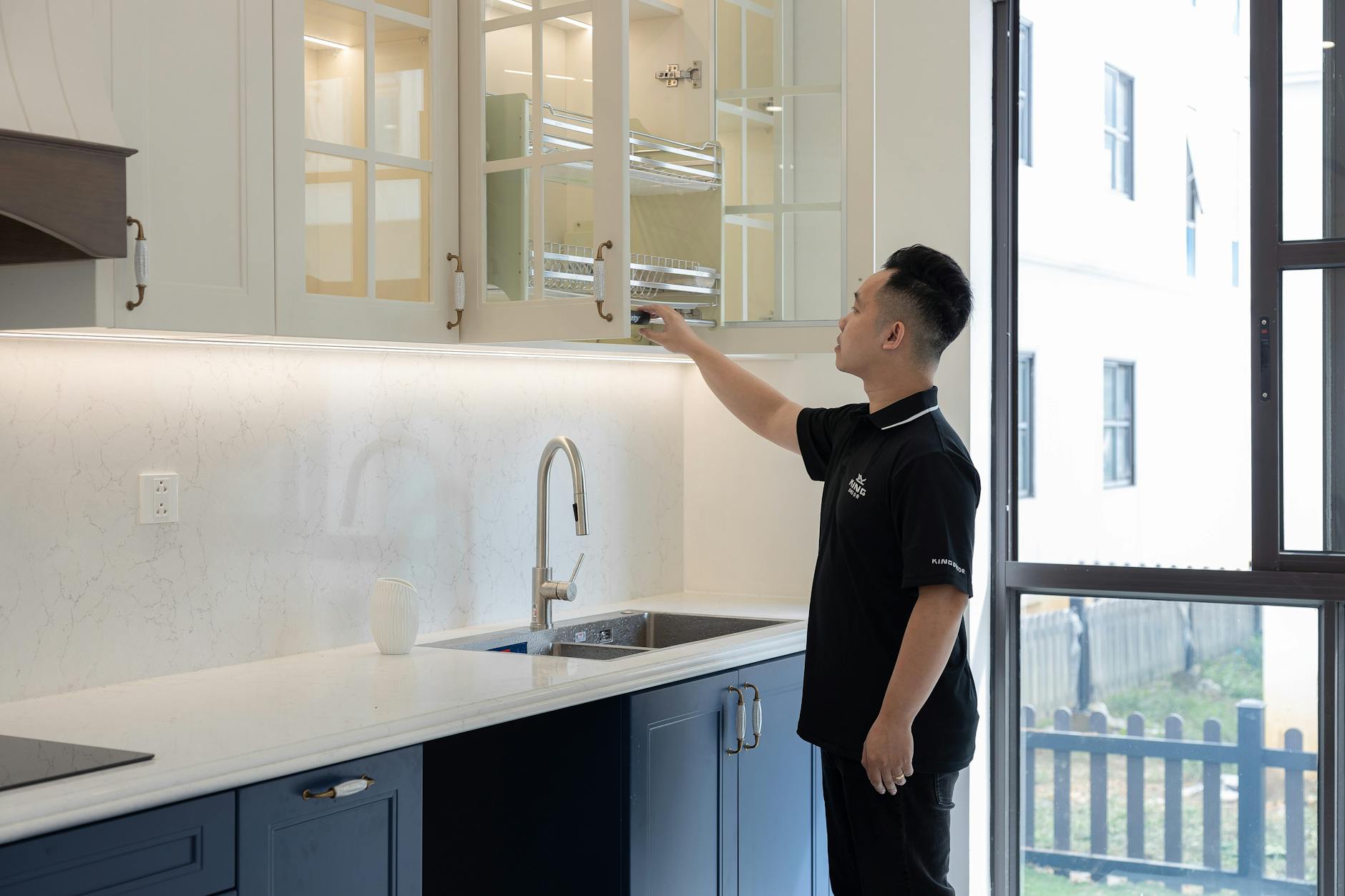 Profesjonalne Mycie Szafek Kuchennych w Warszawie: Dlaczego Warto Zlecić To Fachowcom