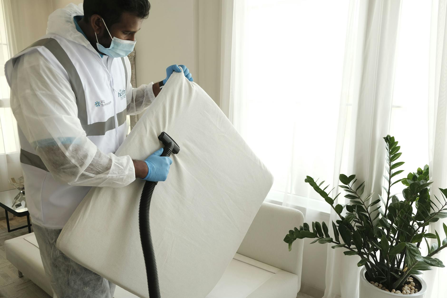 Deep Cleaning vs Regular Cleaning in Warsaw: How to Choose and Schedule for Your Home
