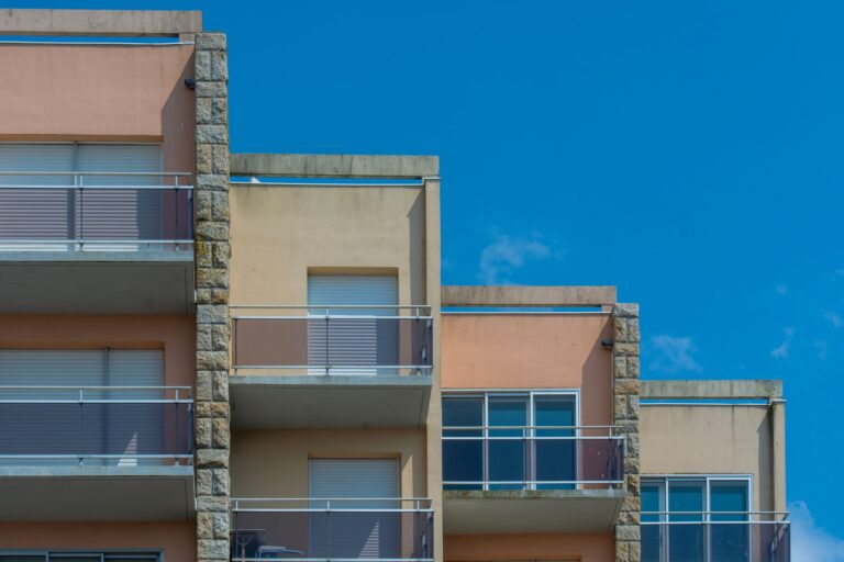 Jak skutecznie posprzątać balkon w Warszawie przed sprzedażą mieszkania