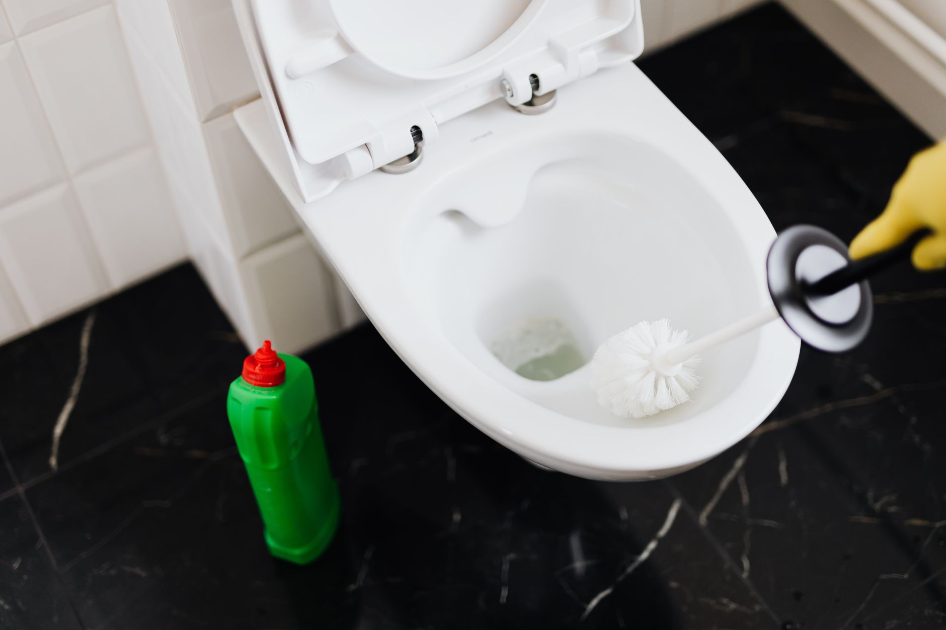 Essential Bathroom Cleaning Tips in Warsaw After Winter: What to Clean First