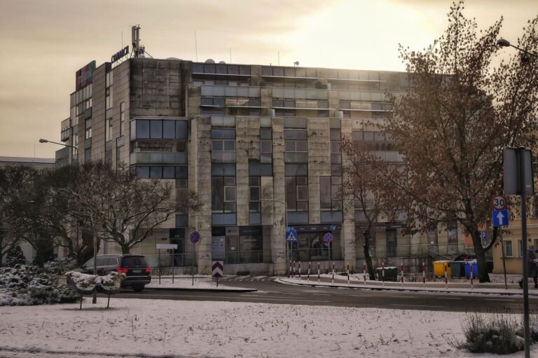 Złota rączka w Warszawie: kiedy zamówić fachowca razem ze sprzątaniem