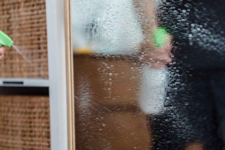 Jak efektywnie sprzątać garderobę w Warszawie: Praktyczny przewodnik